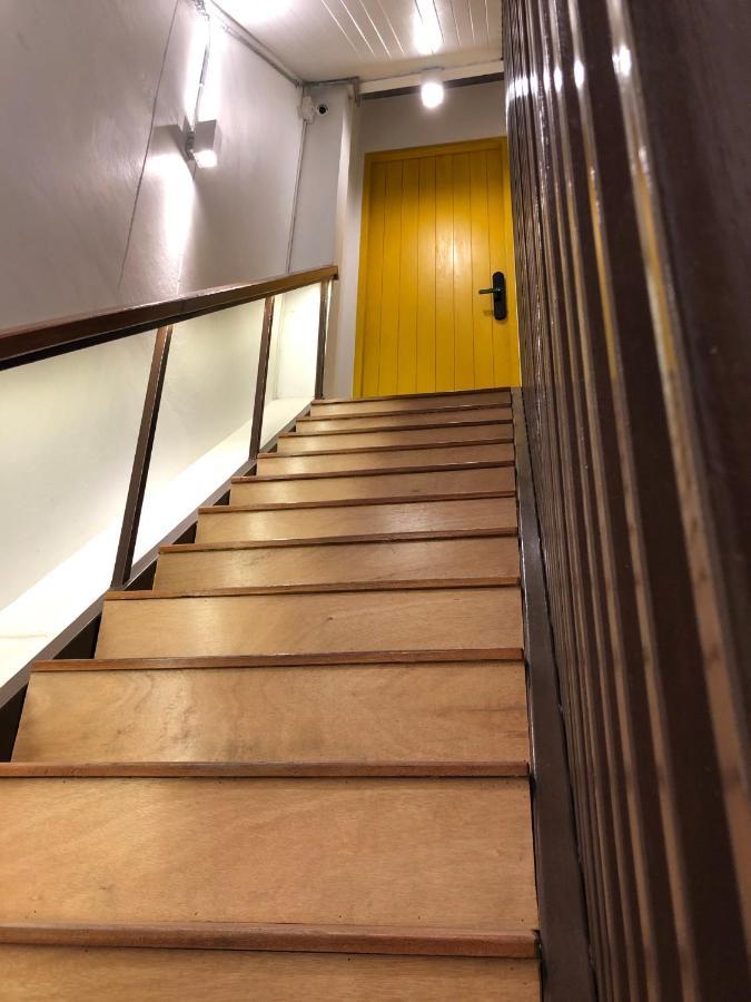 Yellow Door HHQ Extérieur photo